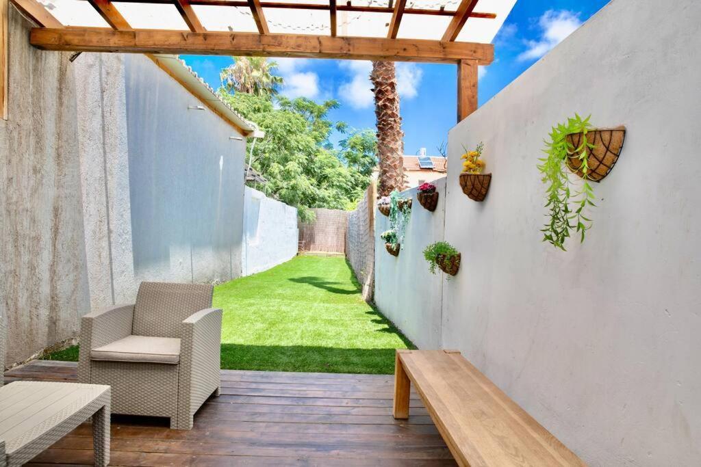 Homey Apartment Near The Beach Hadera Bagian luar foto