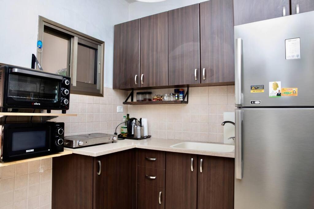 Homey Apartment Near The Beach Hadera Bagian luar foto