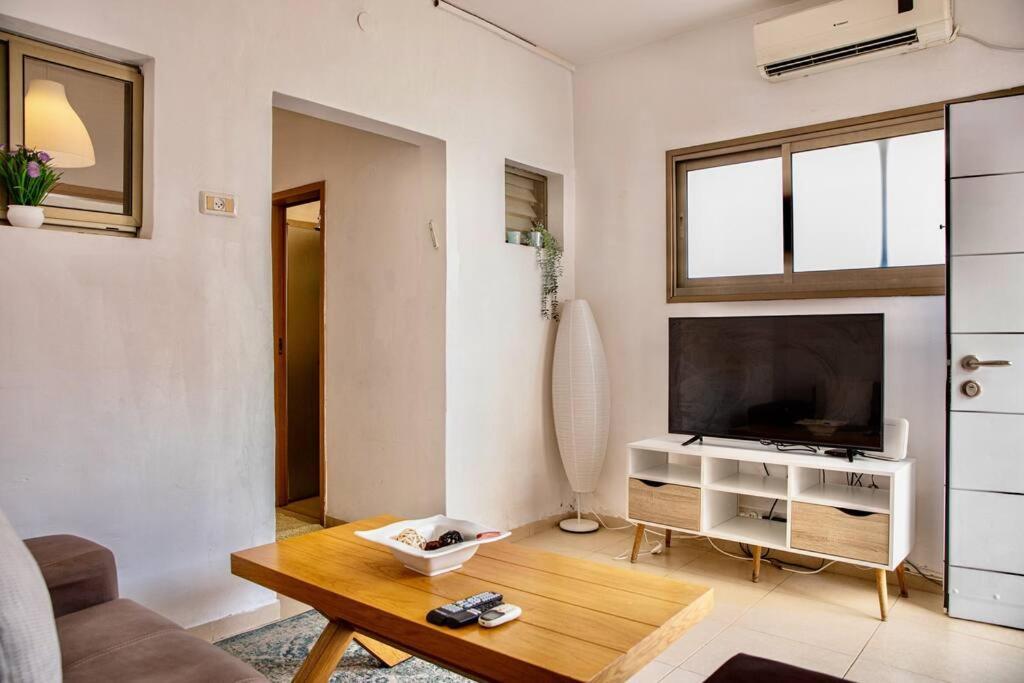 Homey Apartment Near The Beach Hadera Bagian luar foto